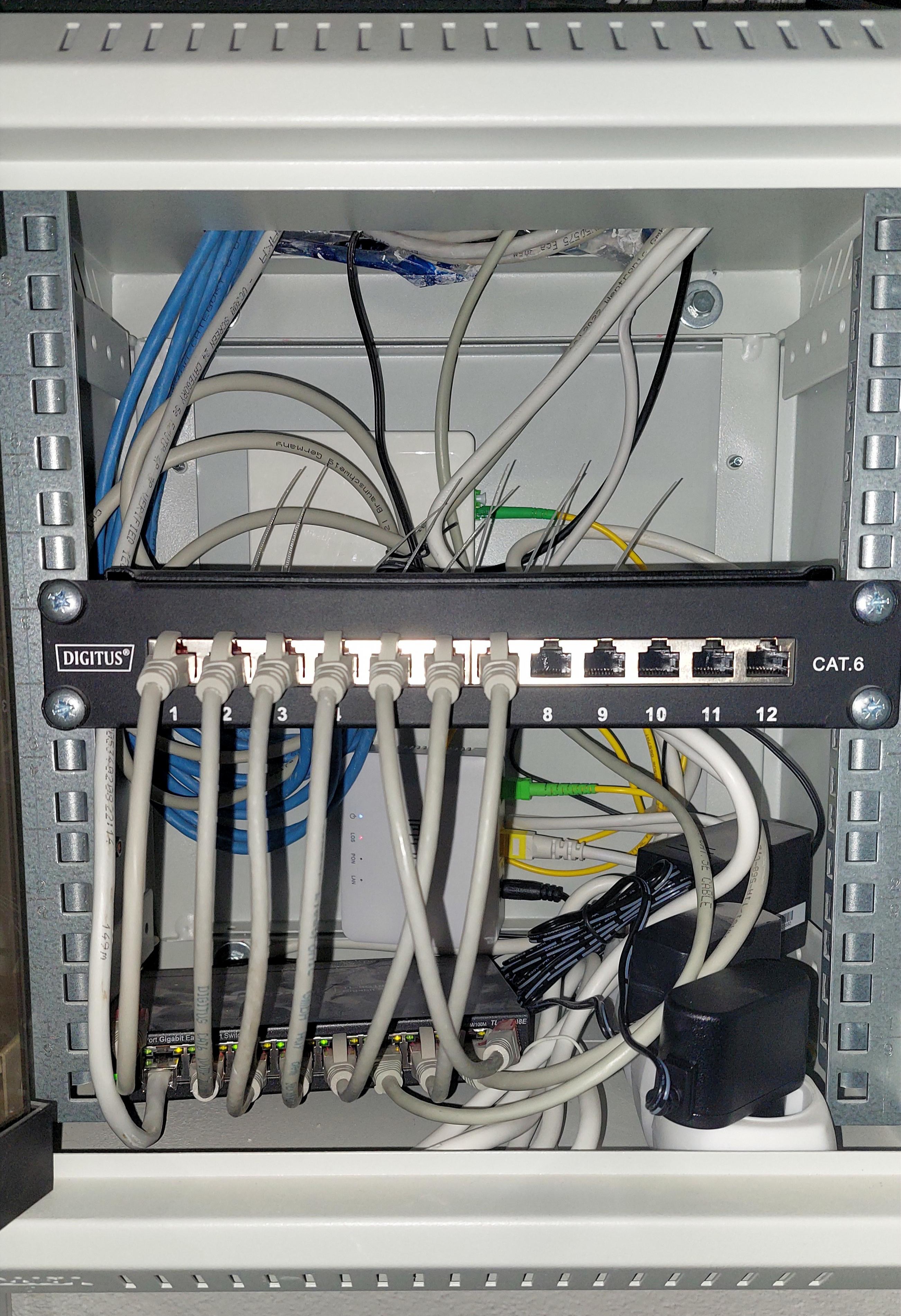 Hišna inštalacija z optičnimi in UTP kabli v stanovanjski hiši